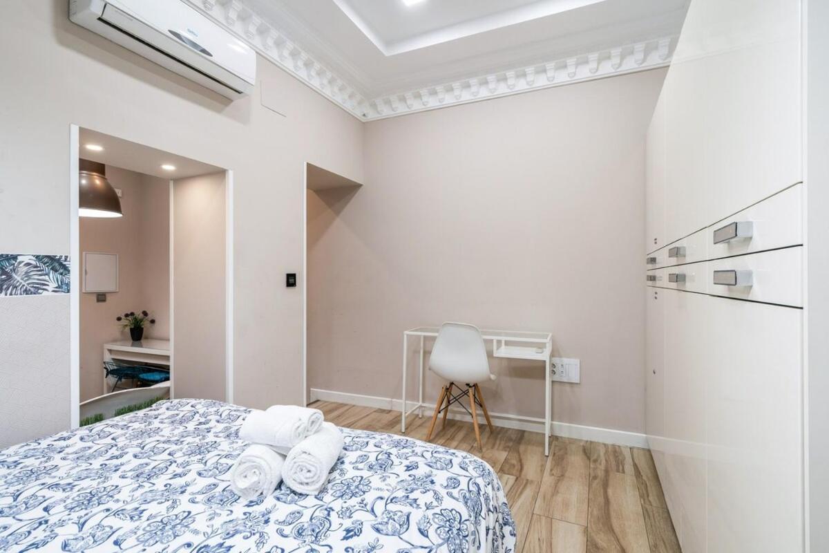 Modern Near Gran Via And Key Places - Reloj I * Madrid